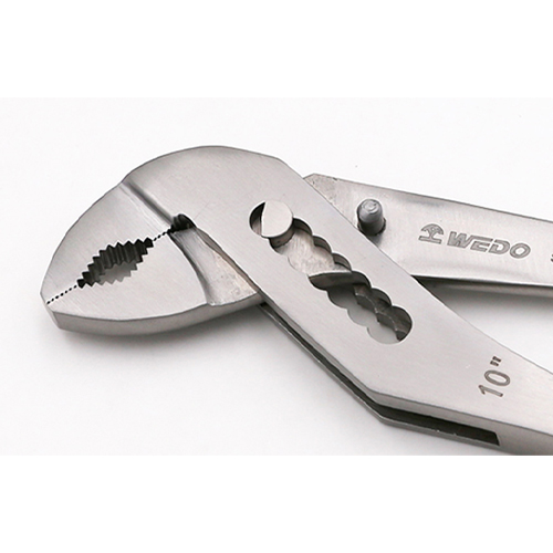 先端は細かいギザ構造で、少ない力で確実に掴みます。