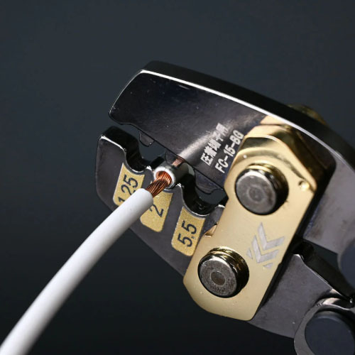 ダイスの圧着面積を最小限に抑え、軽い力で圧着できます。