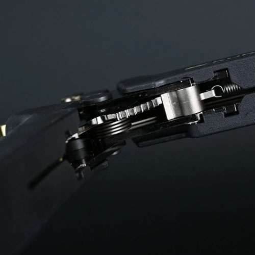 耐久性に優れた角バネを採用し、過酷な使用環境でも長く使える高耐久設計