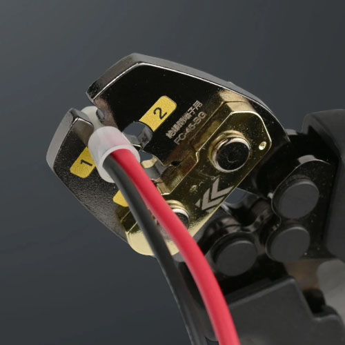 ダイスの圧着面積を最小限に抑え、軽い力で圧着できます。