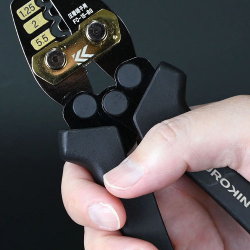 金属部分の露出を抑えたグリップ形状で、作業時に手が金属部分に触れない安全設計\n※代表画像です。