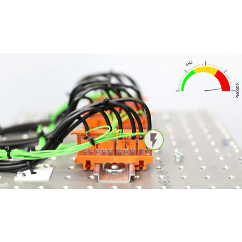 振動に強いスプリング接続で、結束がゆるまない！増し締め作業不要／安心・安全な結線。