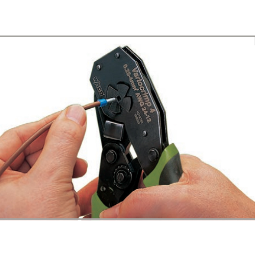 専用の圧着工具で電線の先端に圧着します。