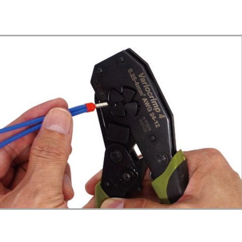 専用の圧着工具で電線の先端に圧着します。