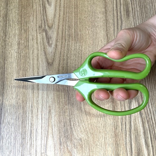 手に直接触れる部分には軟質樹脂を採用しており、やさしい握り心地です。