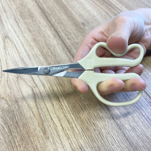 に直接触れる部分には軟質樹脂を採用しており、やさしい握り心地です。