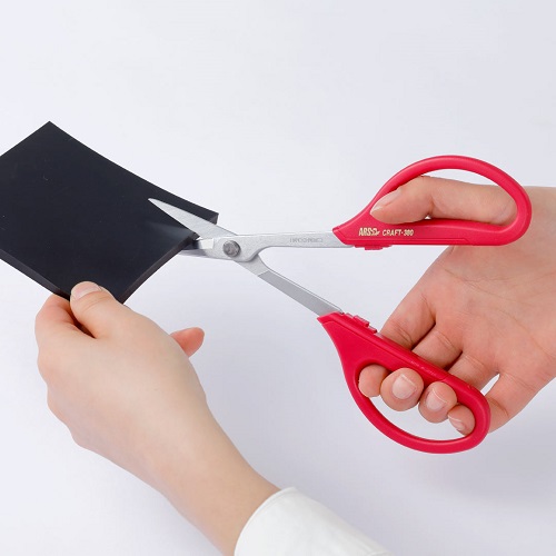 グリップと刃先の間のリーチを長く伸ばし、パワフルな切れ味を実現しました。