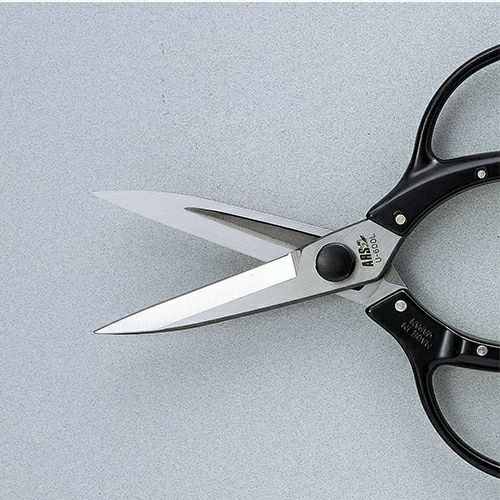 刃の内側にはヤニ溝加工が施され、ヤニを切りながら自然に排出します。