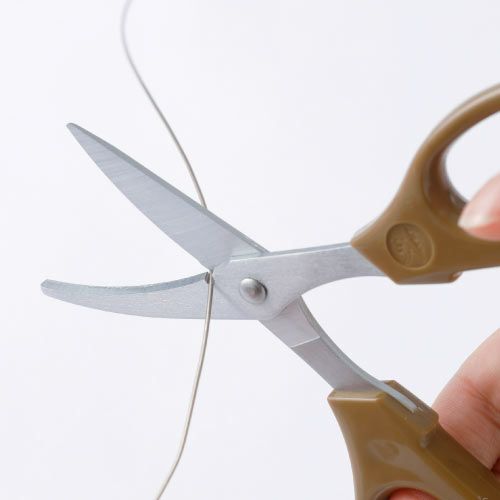 刃元にワイヤー切りが付いているので、ワイヤーを逃がさず確実にカットします。