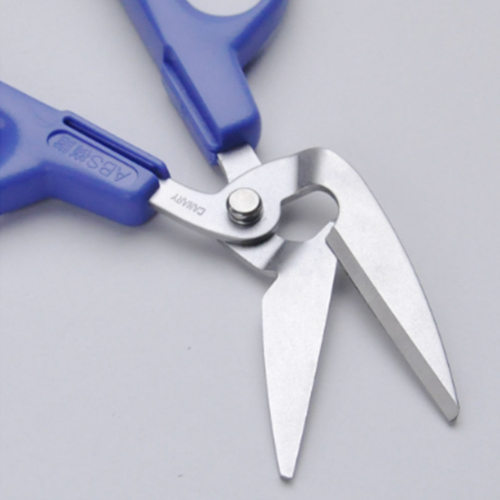 片方の刃がギザギザになっています。