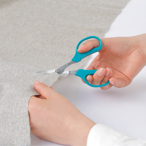 刃先がカーブしているので、布や台紙などをいためずに糸を切ることが出来ます。