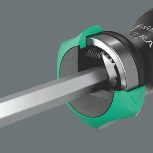 ハンドルに細かいギアが組み込まれたラチェットにより、素早い作業が可能