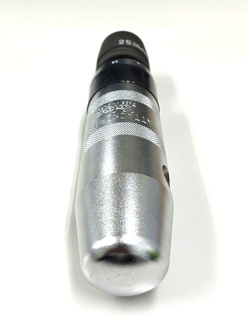 ハンマーで叩かれる打撃部はメッキ処理されています。ソケットは別売です。