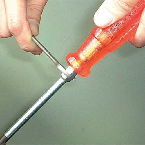 軸の根元に六角を設けてあるので、スパナをかけて回す事で、強いトルクを与えることができます。