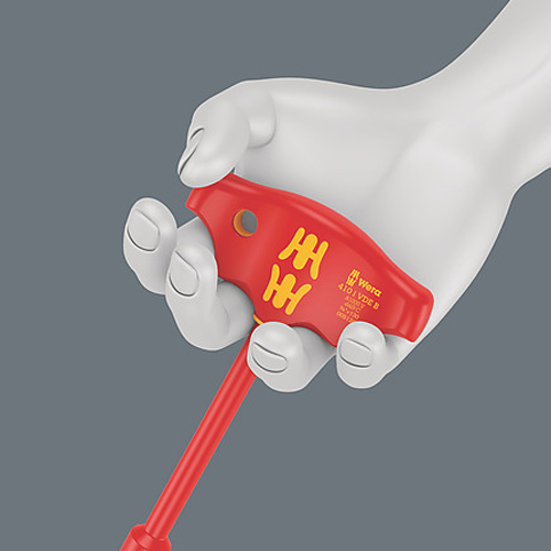 グリップの形状は手全体をしっかりと包み込み、指は柔らかく丸みを帯びたへこんだグリップにしっかりと収まります。