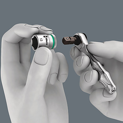 ソケットはボールロックと後端のローレット加工が特徴で、手動での使用時に扱いやすい。