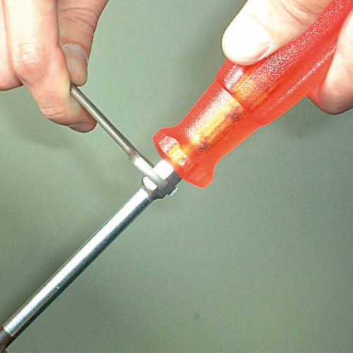 六角部にスパナをかけて回す事で強いトルクをかける事が出来ます。