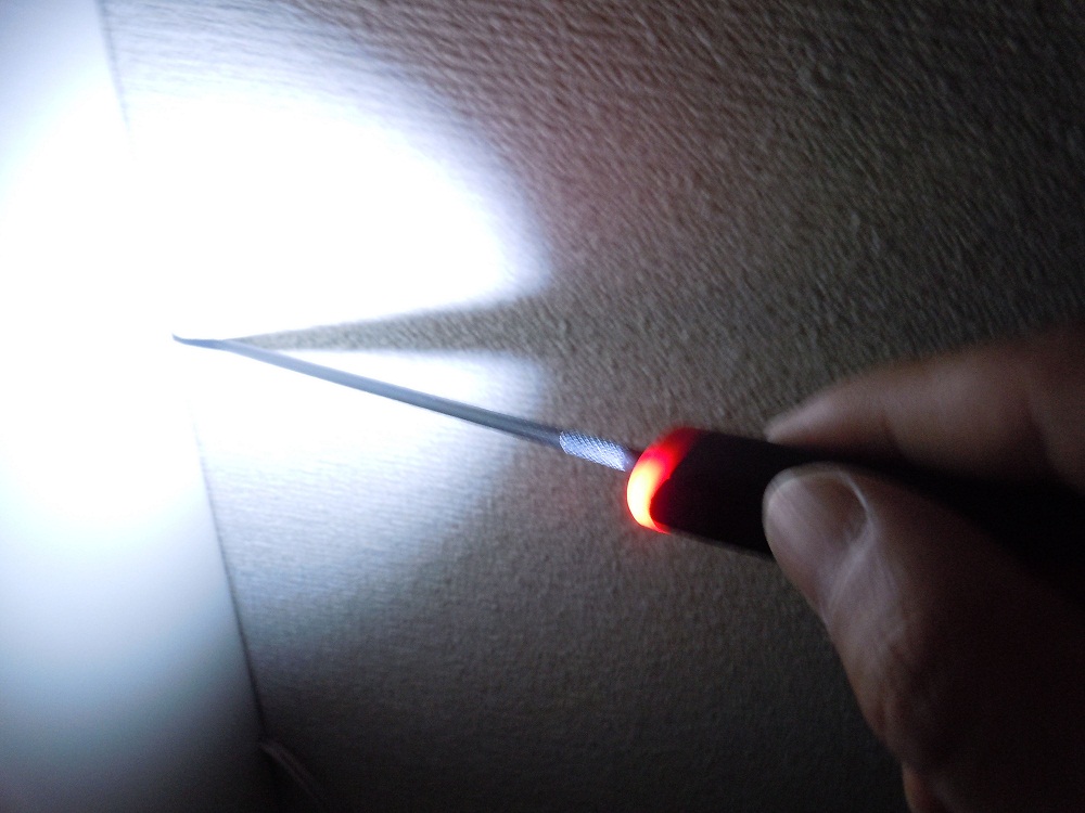 高輝度LEDライトが先端を照らします。