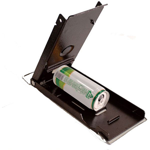 500ml飲料缶をセットした場合\n飲み口の方を手前側にツメにかけて踏みつぶします。