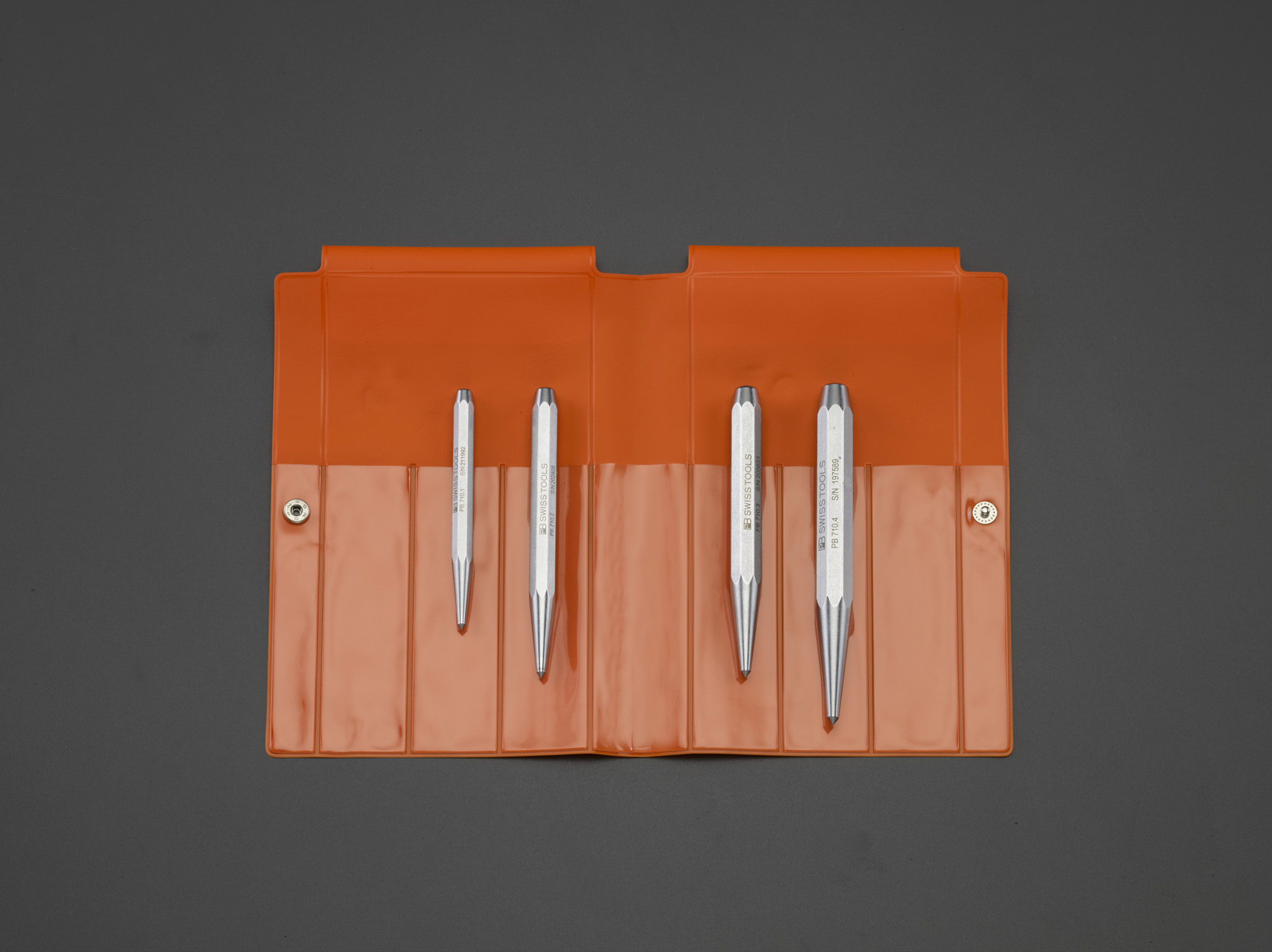 ※付属の工具袋は、予告なくデザイン変更になる場合があります。ご了承ください。