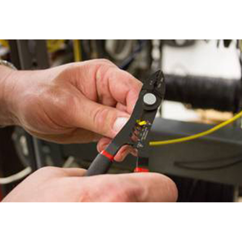 8～14ゲージの電線の被覆を、芯線を傷つけることなく素早く剥ぎ取ることができます。