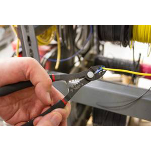 先端のプライヤー部分は、配線を掴んでねじったり、固定したりする作業に最適。