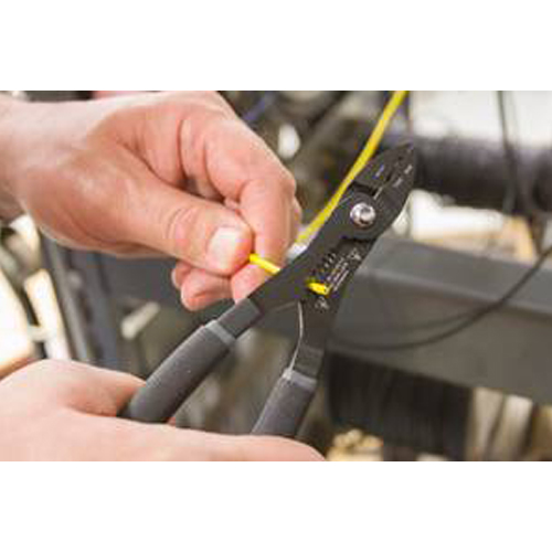 14～24ゲージの電線の被覆を、芯線を傷つけることなく素早く剥ぎ取ることができます。