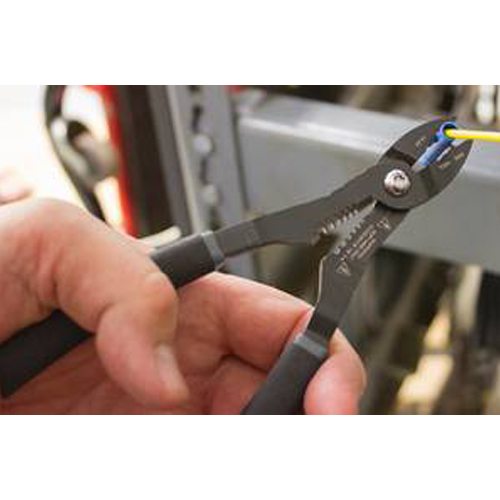 先端のプライヤー部分は、配線を掴んでねじったり、固定したりする作業に最適。