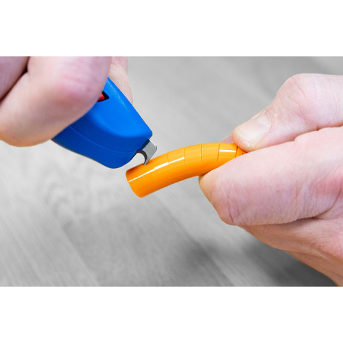 スパイラルカットを使うときに便利。断熱材の端に小さな切り込みを入れておくと、断熱材を剥がしやすくなります。