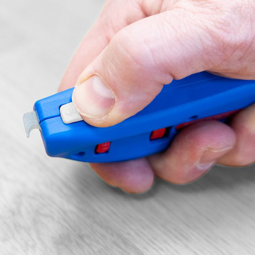 引き込み式の小型フックブレード