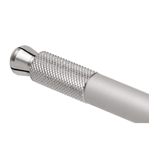 刃の交換は非常に簡単。ローレットナットを回して開き、刃を抜いて、新しい刃を入れるだけです。