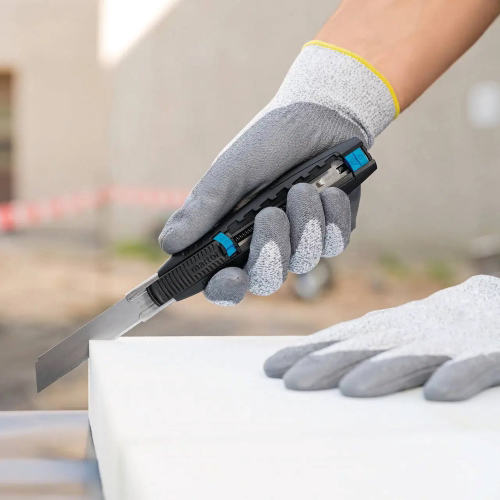 折線なしの刃なので、刃が折れず、発泡スチロールのような分厚いものでも着ることができます。