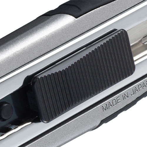 握った際に邪魔になりにくいよう、幅を広くし、薄めのデザインに仕上げています。