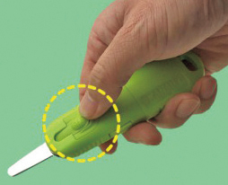 ★裏側のボタンを押すだけで、自動で刃が収納できます