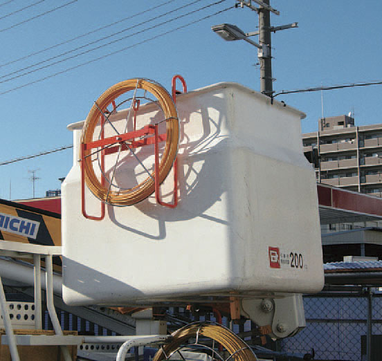 バケット車及び地上での作業に使用可能