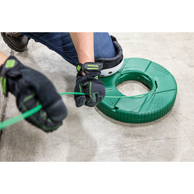 ケース内側の通線口で両手での入線作業がスムーズに行えます。