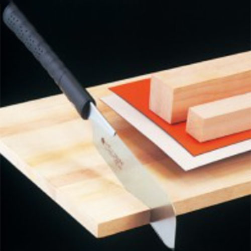 一般木材、合板などの切断が可能です。\n厚みのある材料にも対応します。