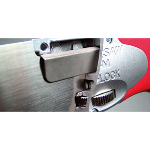 グリップ本体内蔵のリューズによる替刃システムは、工具を必要とせずスピーディーで確実な替刃の交換が可能です。