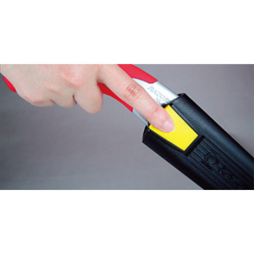 鋸を抜くときはストッパーを押しながら引き抜くだけのワンタッチ操作です。