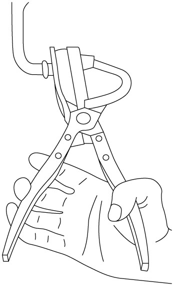 プライヤーのハンドルを握るだけで、ブラケットをラバーサポートから強制的に押し出すことができます。