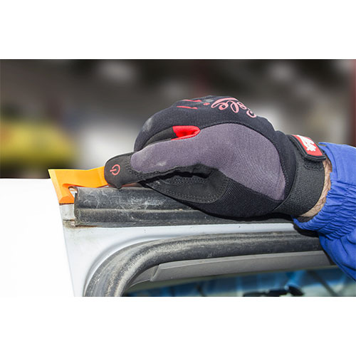 ドアパネルやダッシュボード部品など、あらゆる内装の取り外しに最適。