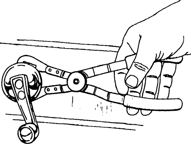 ドアパネルを傷つけることなく、ドアハンドルの下へスムーズに滑り込ませることができます。