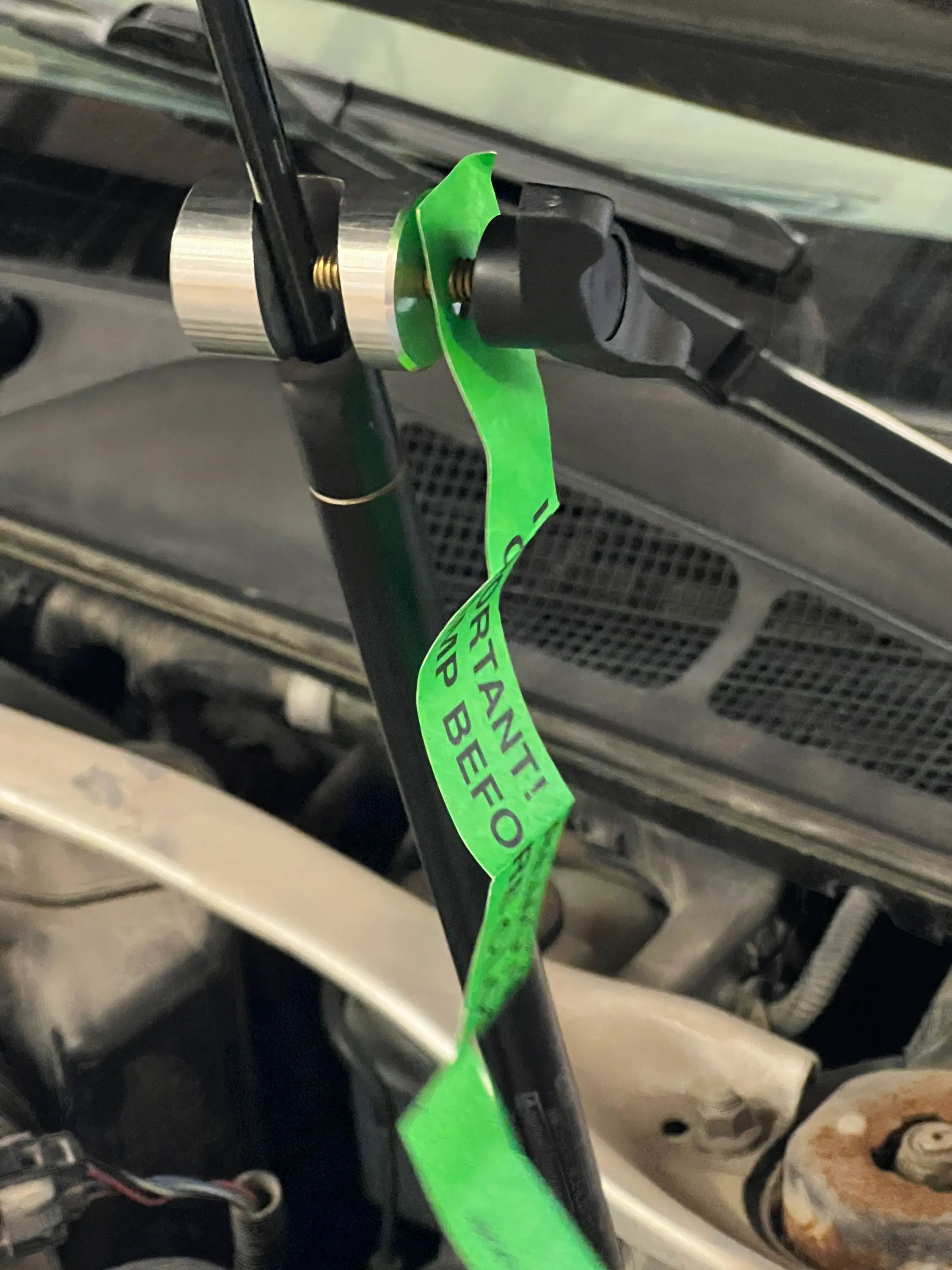 使用前にクランプを外すよう注意を促すカラーフラグ付き。