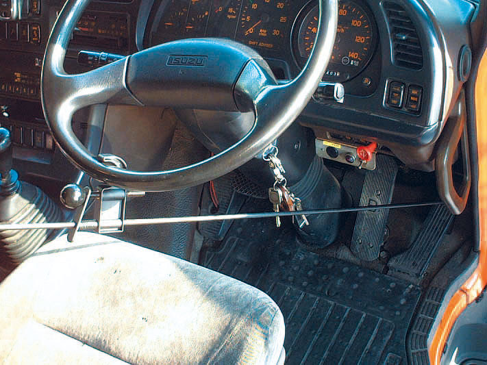 ナイロンフックをステアリングホイールに掛け、アクセルペダルを本品で押すと回転数を一定に保てます。