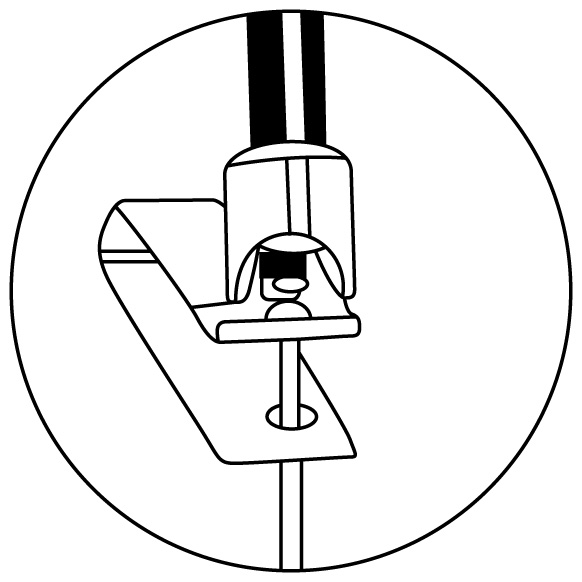 爪でクリップを押さえながら先端部でピンをまわします。