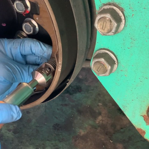 ライニングに干渉せず、狭いブレーキ内部でもカップを押し込みながら回転させる動作がスムーズに行えます。