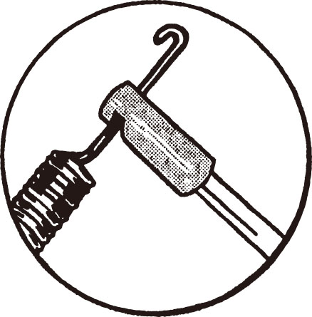 ツールのヘッド部分にスプリングを引っかけ、リアハンドルを回すとスプリングを確実にロック。