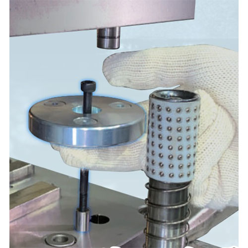 狭い隙間でピンの引き抜き作業が可能！