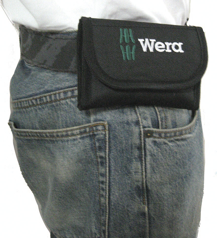 携帯に便利なホルダー付き（ベルト通し幅60mm）