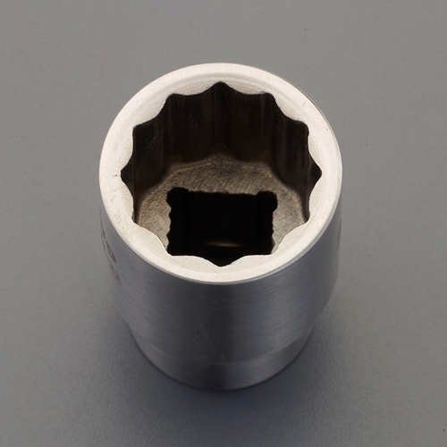 内側は円弧状のため、ナットが削れるのを防ぎます。